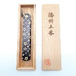 Higonokami «Kinzakura», con motivo de flores de cerezo doradas.